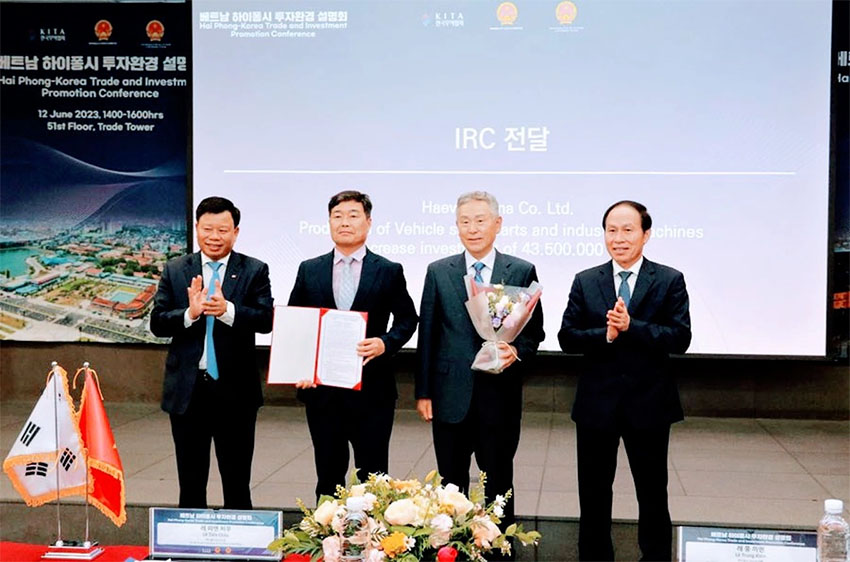 Đại diện lãnh đạo TP Hải Phòng trao giấy phép đầu tư cho các doanh nghiệp Hàn Quố